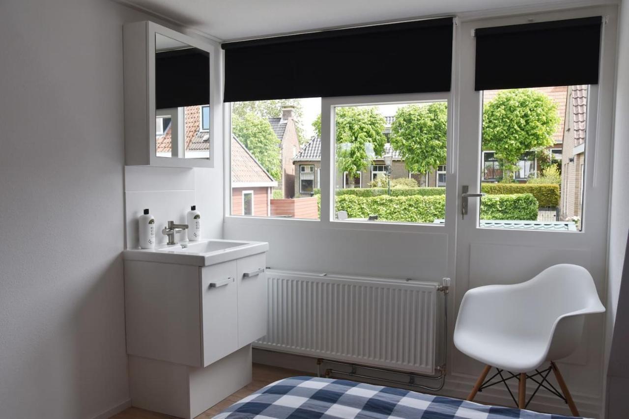 Sfeervol Vakantiehuis In Holwerd Bagian luar foto