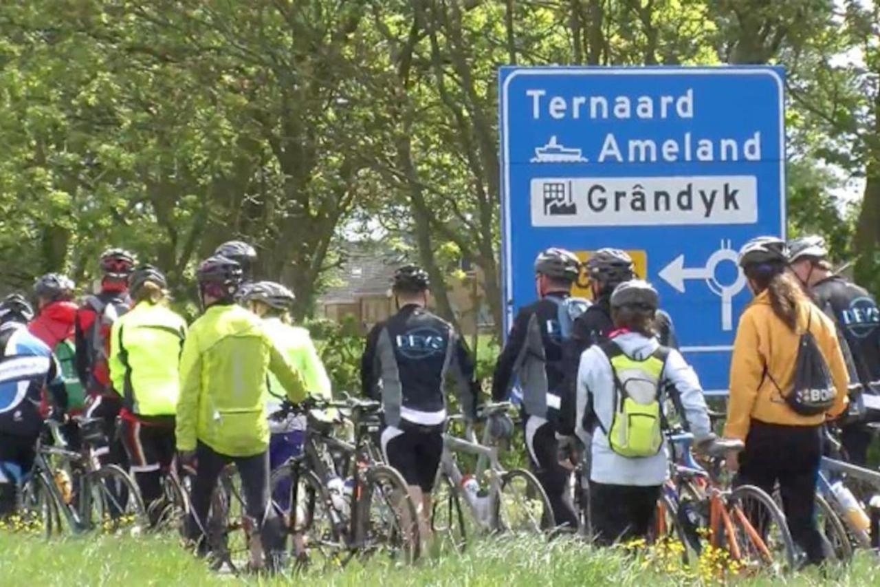 Sfeervol Vakantiehuis In Holwerd Bagian luar foto